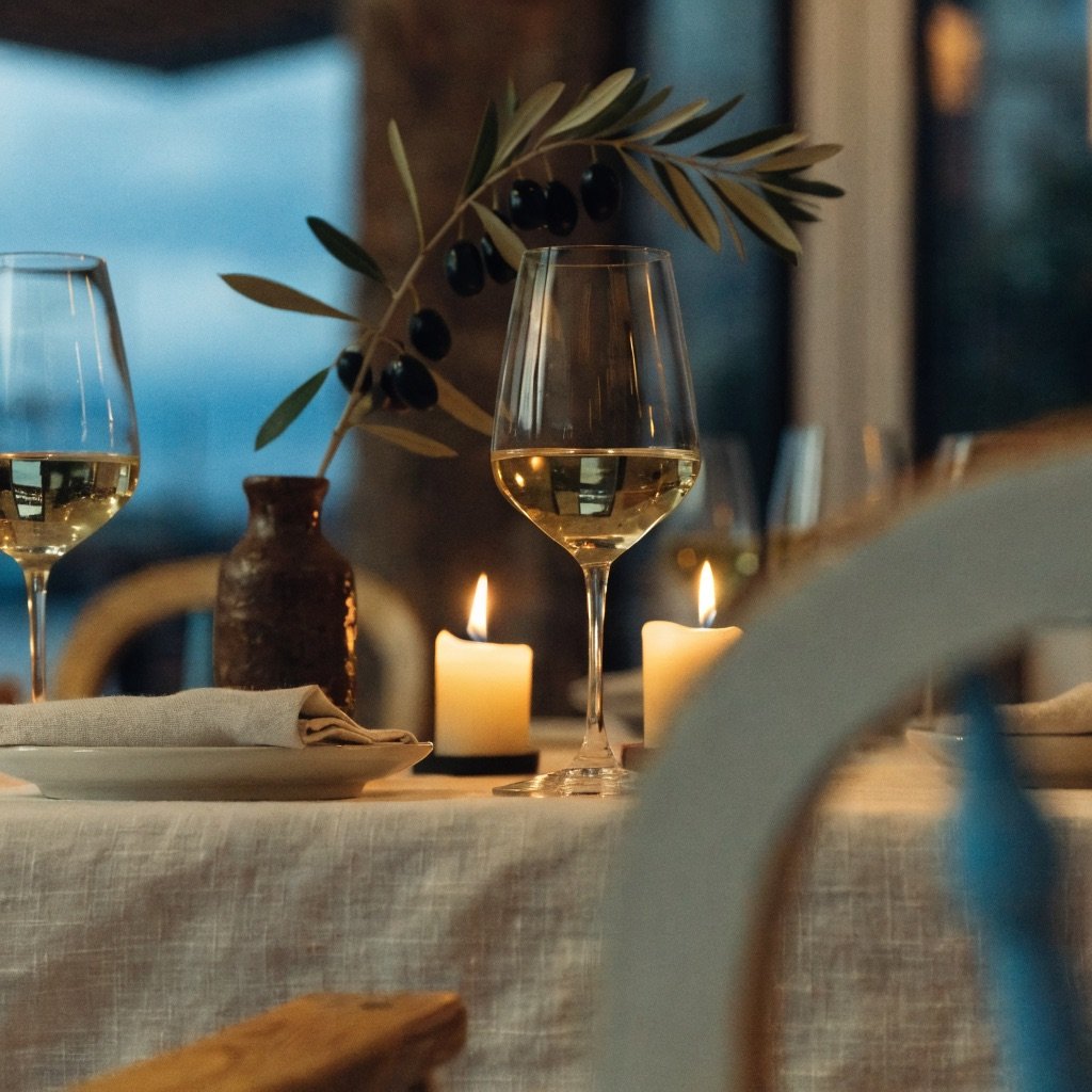 Gedeckter Tisch in der Taverne bei Kerzenschein